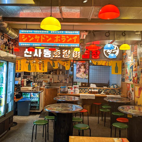 【新大久保韓国横丁】韓国料理の専門店10店舗が大集合！本場韓国の夜市のような雰囲気で、グルメ散策をしながら屋台料理を食べる事ができます。横丁内のメニューであれば一緒にオーダー可能の為、ホンデポチャなど様々な店の自慢のメニューを少しずつお楽しみいただけます。◎2階にはカラオケもOPEN！