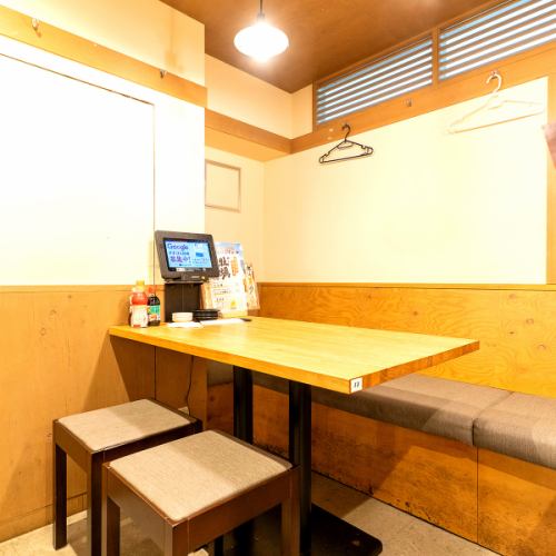 <p>活気ある店内で乾杯！！2人でしっとり飲みたい時にもオススメ♪</p>