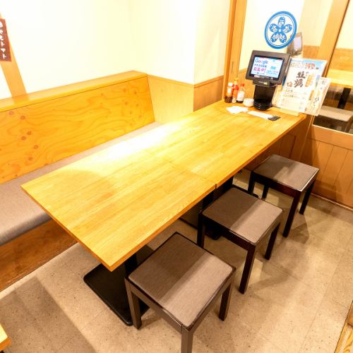 ご家族でもゆっくり寛げるソファー席もご用意しております。小さいお子様も座りやすいから安心◎