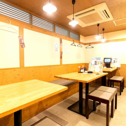 We offer a variety of seating options, including counter seats and table seats.