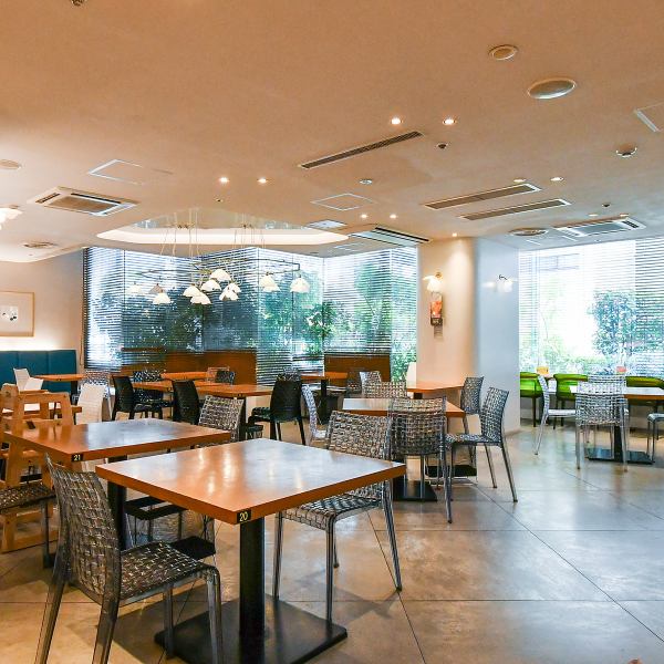 【靠近车站！酒店内正宗自助餐】位于阪急十三站旁边的大阪广场酒店内的自助餐厅。明亮的灯光和现代的氛围，是一个平静的空间♪在舒适、开放的氛围中，座位间隔开，享受各种菜肴◎
