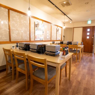 【アットホームな居心地】テーブル席は6名様掛け2つ、4名様掛け2つ、小上がり席は4名様掛けが3つあり、気軽にくつろげる居酒屋の雰囲気が魅力です♪お仲間内での少人数の飲み会から各種宴会などの大人数まで対応可能です。