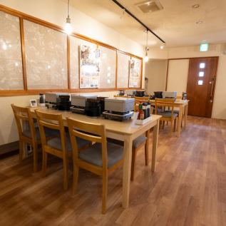 6名様掛けのテーブル席が2つあるので、ゆったりとした空間で会話を楽しむことができます！アツアツの料理がテーブルを彩り、笑顔あふれる楽しい時間を演出します☆