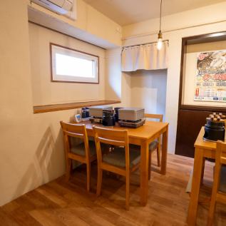 4名様掛けのテーブル席を2つご用意しております。デートに最適なプライベート感があり、ゆったりとした時間を過ごすことができます。美味しい料理ともに心温まるひとときを提供します！