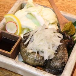 鶏皮の炭火焼　玉葱ポン酢