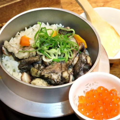 炭火かおる鶏もも釜めし　いくら添え
