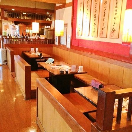 The inside of the store is spacious, with a high ceiling and an open space.Enjoy your meal while relaxing and relaxing.