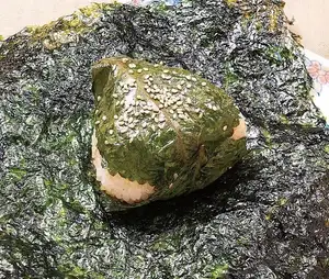 ゴマの葉おにぎり