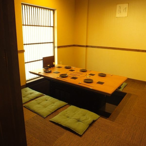 [Entertainment ◎ Complete private room for digging kotatsu] The private room at the back of the store can be used by 4 to 6 people.Because it is a completely private room, it has a lot of private feeling.You can enjoy your meal without worrying about your surroundings.It can be used for entertainment and important dinners.There are two types of courses: 1, sashimi and pottery course \ 3400 (tax included) 2, sashimi and chicken hot pot course \ 4500 (tax included) * Reservation required until the day before