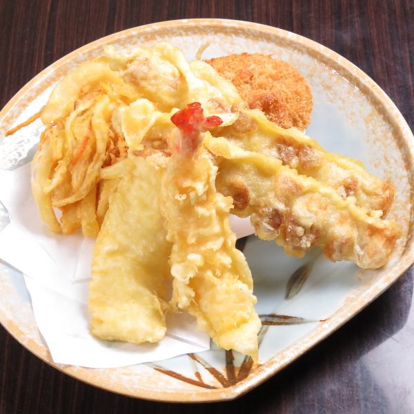 【お蕎麦屋の味！】かさぎ屋の天ぷら　350円～　長年揚げ続けたサクッと美味しい天ぷらです。