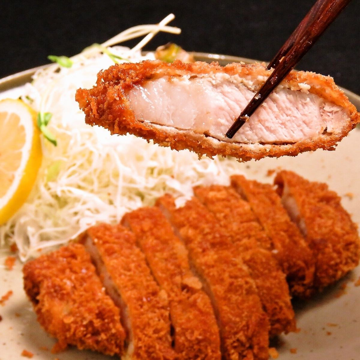 Uses "Kagoshima Kurobuta" and "Iwami Pork".Enjoy the long-established taste.