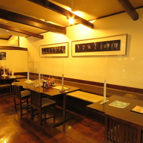 <p>【ゆったり寛げるソファー席も人気】広々とした店内には、壁側がソファーになったテーブル席もご用意しております。ご友人同士のお食事やランチタイム、ご家族・お子様連れでのお食事等、ゆったりと過ごしたいひと時におすすめのお席です。いつもの一コマに、老舗の味でちょっとした贅沢をどうぞ。</p>