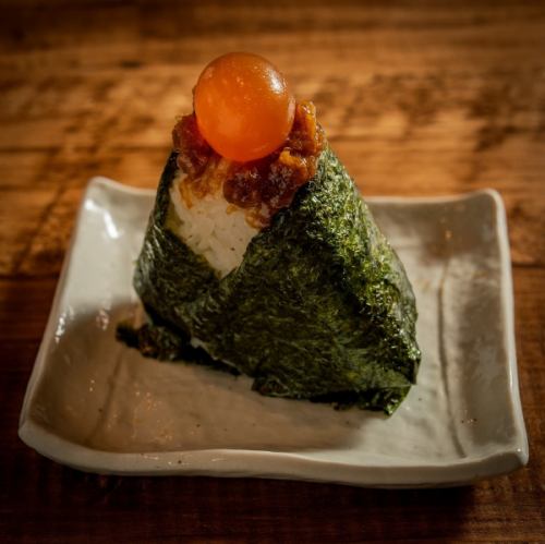 土鍋で炊いたおにぎり　にくみそ卵黄