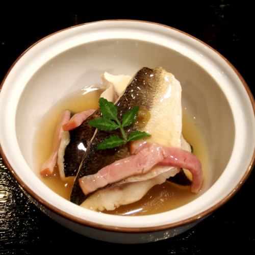 実りの秋をご満喫いただける『菊月（きくづき）コース』です。

食材だけでなく彩りにもこだわり、見た目でも秋の訪れを感じていただけます。

お値段を抑えつつも質の高さを追究したコースとなっておりますので、どなた様にもご満足いただけます。

菊月コースやそのほかのコースは随時ご予約受付中となりますので、プロフィールのリンクよりよろしくお願いいたします。→@taimeshiyahanabi_honten

‥‥‥‥‥‥‥‥‥‥‥‥‥‥‥‥‥
菊月（きくづき）コース　5,950円（税込）
【前菜】季節の前菜３種
【造里】旬のお造り４種盛り（個別盛り）
【煮物】カマスとベーコンの白ワイン蒸し
【焼物】和牛と秋野菜陶板焼き
【小鉢】ナメコとイクラのみぞれ和え
【揚物】秋サケの揚げ出し香味ソース
【食事】天然鯛 鯛めし
【留椀】赤出汁
【香の物】2種
【甘味】デザート1種
※器や料理内容は当日の天候や仕入れ状況により多少変わる場合がございます。
‥‥‥‥‥‥‥‥‥‥‥‥‥‥‥‥‥

#鯛めし #鯛めしやはなび #大阪グルメ #関西グルメ #福島グルメ #大阪ランチ #ランチ #大阪ディナー #ディナー #福島居酒屋 #大阪居酒屋 #居酒屋 #和食 #osaka #fukushimaku #japanesefood #izakaya #コース