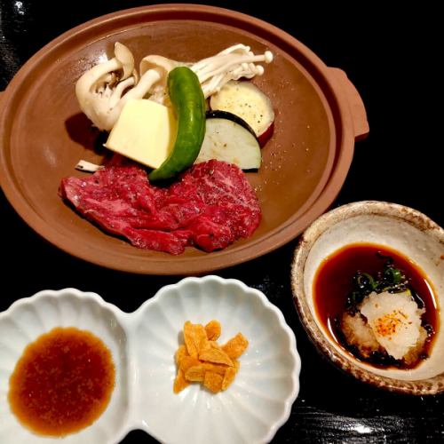 実りの秋をご満喫いただける『菊月（きくづき）コース』です。

食材だけでなく彩りにもこだわり、見た目でも秋の訪れを感じていただけます。

お値段を抑えつつも質の高さを追究したコースとなっておりますので、どなた様にもご満足いただけます。

菊月コースやそのほかのコースは随時ご予約受付中となりますので、プロフィールのリンクよりよろしくお願いいたします。→@taimeshiyahanabi_honten

‥‥‥‥‥‥‥‥‥‥‥‥‥‥‥‥‥
菊月（きくづき）コース　5,950円（税込）
【前菜】季節の前菜３種
【造里】旬のお造り４種盛り（個別盛り）
【煮物】カマスとベーコンの白ワイン蒸し
【焼物】和牛と秋野菜陶板焼き
【小鉢】ナメコとイクラのみぞれ和え
【揚物】秋サケの揚げ出し香味ソース
【食事】天然鯛 鯛めし
【留椀】赤出汁
【香の物】2種
【甘味】デザート1種
※器や料理内容は当日の天候や仕入れ状況により多少変わる場合がございます。
‥‥‥‥‥‥‥‥‥‥‥‥‥‥‥‥‥

#鯛めし #鯛めしやはなび #大阪グルメ #関西グルメ #福島グルメ #大阪ランチ #ランチ #大阪ディナー #ディナー #福島居酒屋 #大阪居酒屋 #居酒屋 #和食 #osaka #fukushimaku #japanesefood #izakaya #コース