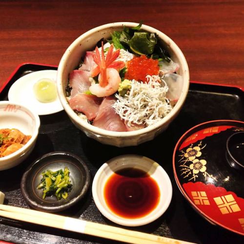 9月のランチメニューのご提供が開始しております🎑

今月も #はなび御膳 、 #小町御膳 の２種類の御膳と、限定５食のお値打ち海鮮丼980円(税込)、ご予約限定のランチコース3,300円(税込)の全４種類のメニューをご用意しております。

平日限定ご予約不可、なくなり次第終了となっておりますので、御膳と海鮮丼がお目当ての方はお早めにお越しいただけますと嬉しいです。

ランチコースにつきましては待ち時間なくお楽しみいただけますので、ご興味のある方はプロフィールのリンクをご確認くださいませ。→@taimeshiyahanabi_honten

今月も皆様のご来店を心よりお待ちしております。

：：：：：：：：：：：：：：：：：：：
ランチ……月～金曜日 11:30～13:30
ディナー…月～土曜日 17:30～23:00
定休日……日曜日、祝日

※料理の数に限りがありますため、売り切れ次第閉店となります。
※時期によって営業日が変更となる場合がございます。
：：：：：：：：：：：：：：：：：：：

#鯛めし #鯛めしやはなび #大阪グルメ #関西グルメ #福島グルメ #大阪ランチ #ランチ #大阪ディナー #ディナー #福島居酒屋 #大阪居酒屋 #居酒屋 #和食 #osaka #fukushimaku #japanesefood #izakaya #コース