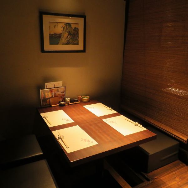 [Horigotatsu 半包间] 楼上阁楼半包间 有 6 张挖地炉桌（4 至 6 人），所以能在榻榻米房间里放松一下也不错。让您想与同伴一起放松的休闲空间。