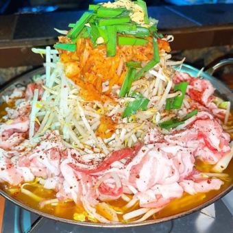 豚バラのキムチ鍋コース　3637円(4000円税込)　2時間飲み放題(Lo90分)