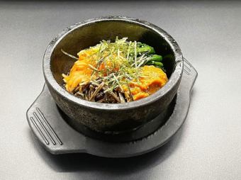 石头煮熟的石锅拌饭