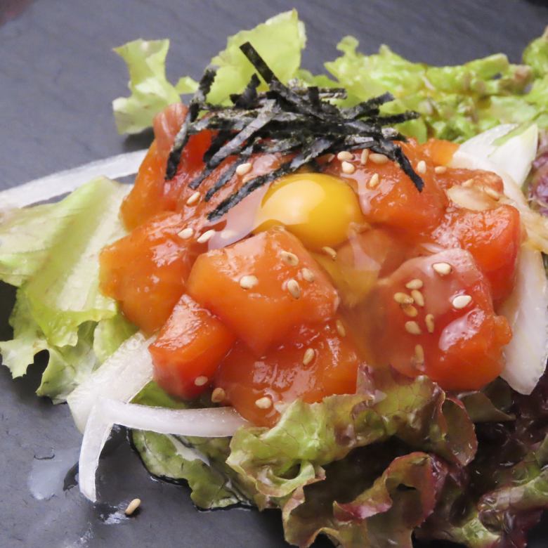 サーモンユッケ