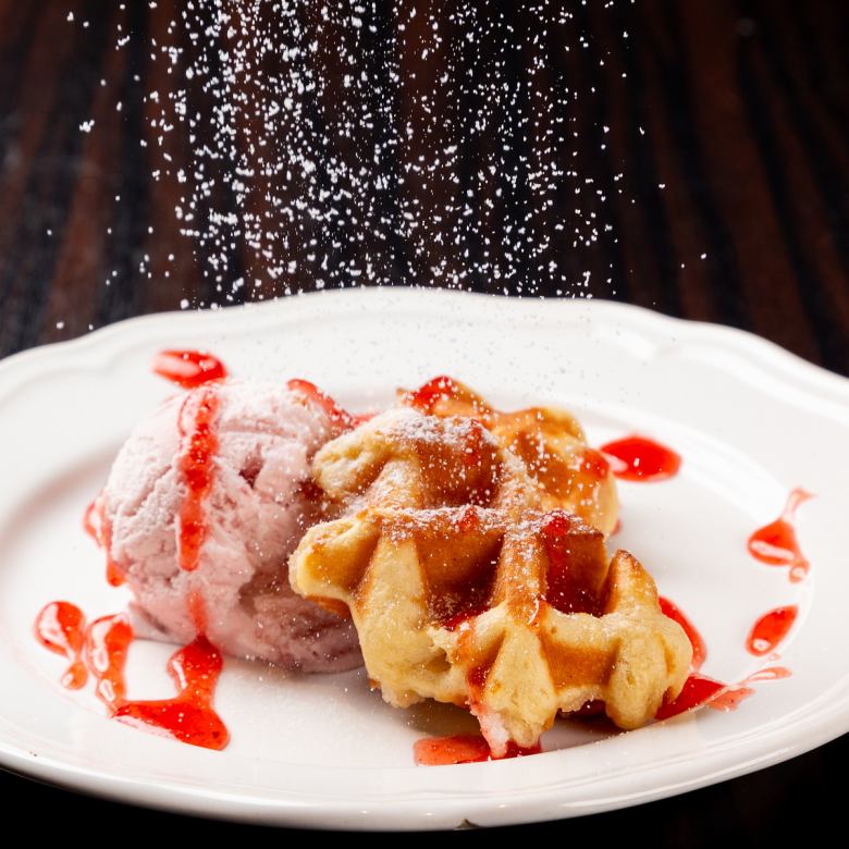 ベルギーワッフルwithストロベリーソース