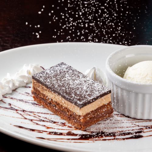 オペラチョコケーキ バニラアイス添え