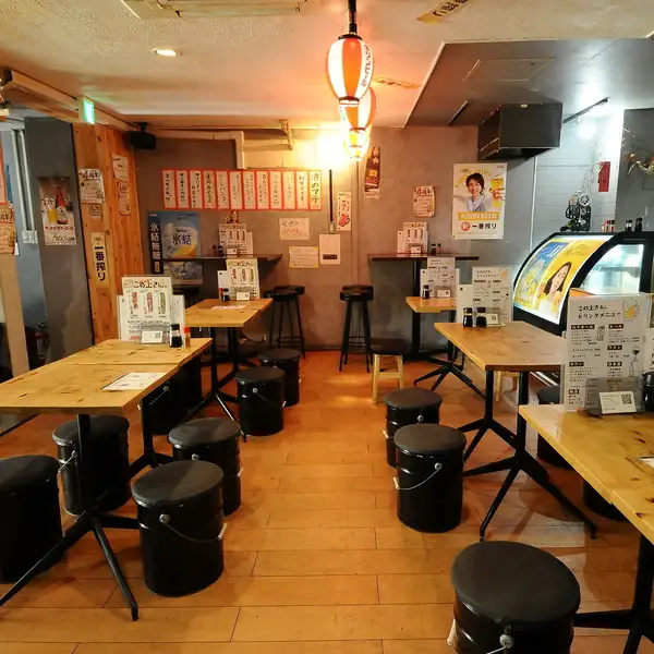 木の温もりが感じられるテーブル席は、仕事帰りの一杯や気軽な飲み会にぴったりの空間。ほどよい距離感で並ぶ席は、少人数でもグループでも使いやすく、肩ひじ張らずにゆったり過ごせます。提灯のやわらかな灯りが心地よく、どこか懐かしい居酒屋の雰囲気の中で、美味しい料理とお酒を存分にお楽しみください。