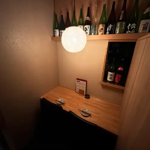 <p>≪カウンターは半個室≫カウンターも半個室空間でプライベートを守りつつ2~3人での飲み会もゆっくりと自分たちの時間を過ごすことが</p>