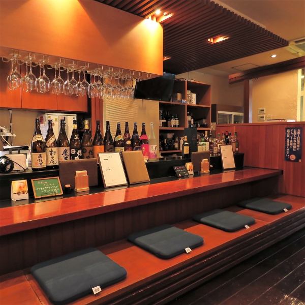 [Atmosphere where alcohol is delicious ◎] When you go through the door of the shop, you will be greeted by an izakaya with a calm atmosphere based on wood grain.It's great for dining with friends and family, and it's also recommended for a leisurely drink while looking at the whiskey bottles at the counter♪ Please feel free to stop by.
