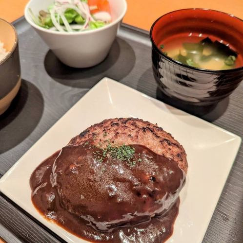 《全て店内手仕込み》 牛肉100%ハンバーグ定食
