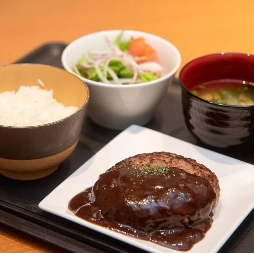 ランチタイムに胃袋と気持ちを満たす定食もご用意◎