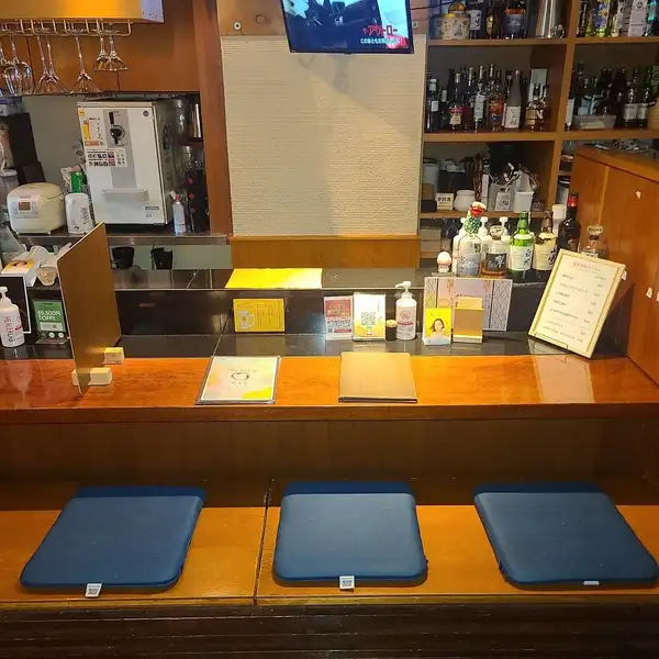 【お酒が旨い店内雰囲気◎】お店のドアをくぐると、木目を基調とした落ち着いた雰囲気の居酒屋風景が広がります。ご友人やご家族とのお食事にも良し、カウンターでウイスキーボトルを眺めながら、のんびりと嗜むひとり飲みにもおススメです♪お気軽にお立ち寄り下さい。