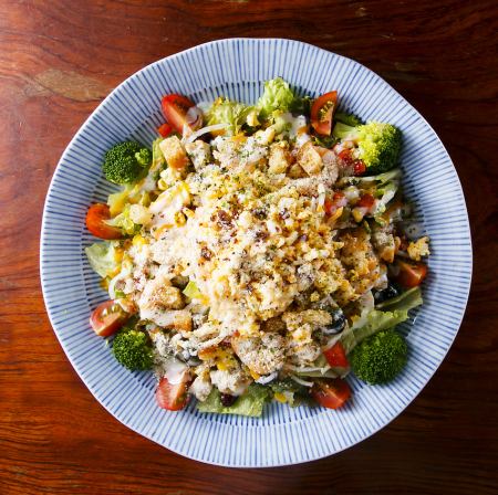 具だくさんの福はうちサラダ