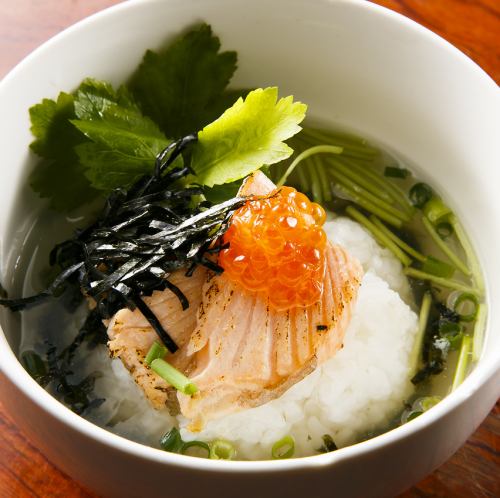 炙りサーモンとイクラのだし茶漬け