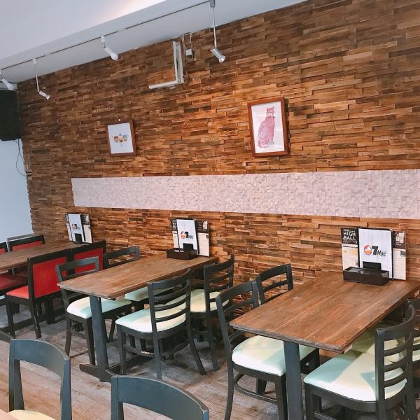 壁も可愛い内装でデートや女子会にもってこい◎　２名様でもゆったり座れる４名様席にご案内しております♪　５名様以上も奥のソファー席にご案内しておりますので、各種宴会にも是非、ご利用下さいませ！