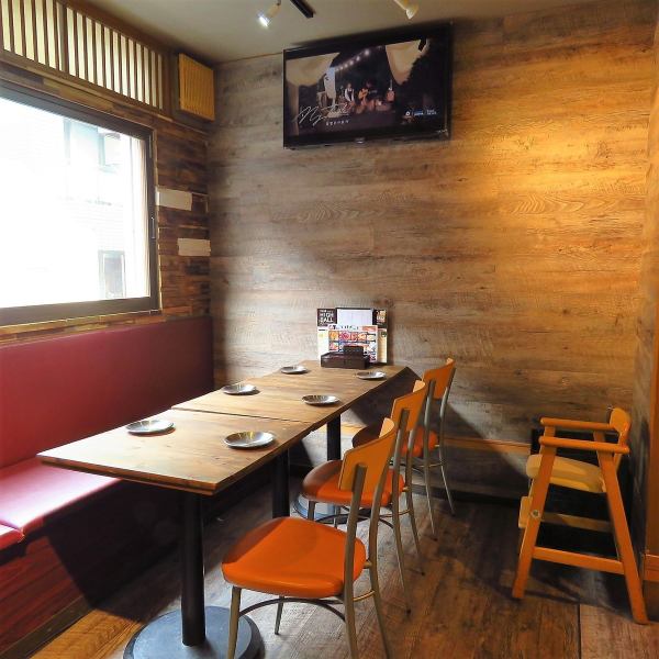 壁も可愛い内装で女子会や少人数の合コンにもってこい◎　団体様大歓迎◎１１～１４名様でスペース貸切ＯＫ★女子会・歓送迎会・同窓会・合コン・追いコンなど各種宴会に対応可能です♪　※４～１０名様で着席して頂けるお席もご用意しております◎