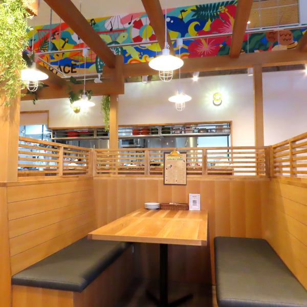 ハワイアンリゾートをイメージしたナチュラル空間！ウッド調の家具を基調にした温かみのある雰囲気は、ご家族やご友人とのお食事はもちろん、お一人様でもゆったりとお過ごしいただける居心地の良いやさしい空間となっております♪