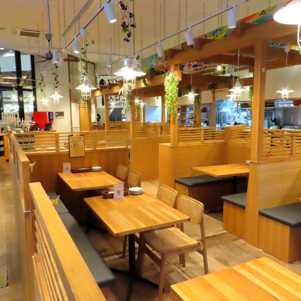 ベビーカーのまま入れる広々とした席やお子様用の椅子・食器、お子様向けのキッズメニューも豊富に取り揃えておりますので、週末の家族ランチや、ママ友とのおしゃべりタイムに、ぜひお気軽にお立ち寄りください！