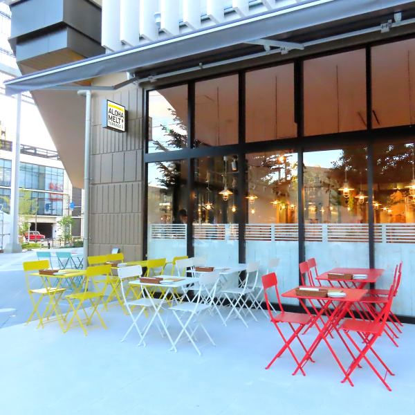 開放感あふれるテラス席では、ワンちゃん（小型犬のみ）と一緒にお食事をお楽しみいただけます。カラフルなテーブルを30席ほど用意しておりますので、皆さまご安心してご利用いただけます！