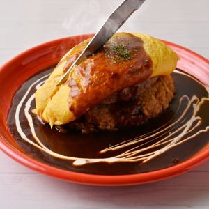 【1】まず、プルプルのオムレツにナイフをすーっと投入。