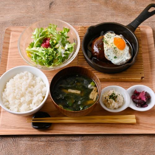 自家製デミグラスソースのハンバーグ定食 目玉焼き