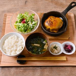 自家製デミグラスソースのチーズハンバーグ定食