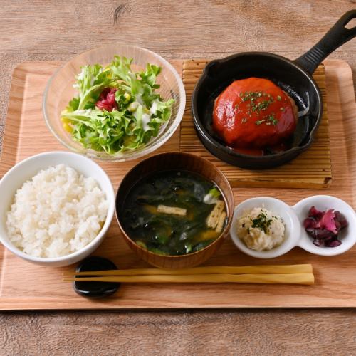 自家製トマトソースのハンバーグ定食
