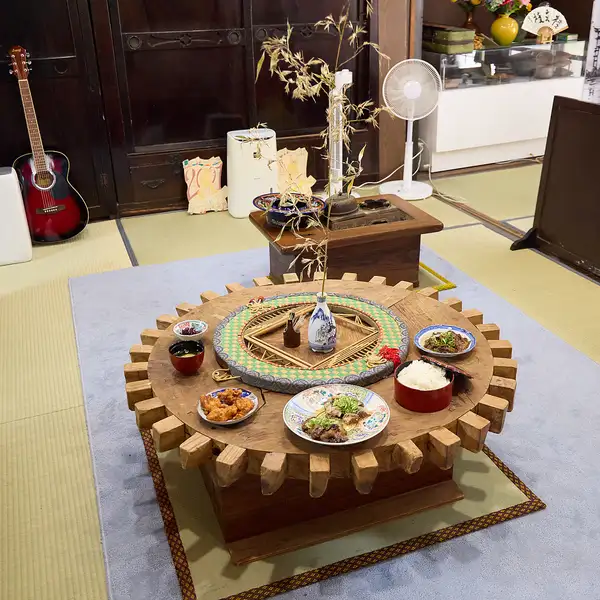 店内中央には色とりどりの手作りおばんざいが並ぶ専用テーブルがあり、お好きなものを自由に選べるワクワク感が魅力!ズラリと並ぶおばんざいは思わず撮影したくなる華やかさです。流しそうめんなど季節の楽しい企画も随時開催!五感で京都を楽しめる仕掛け満載の店内で、笑顔溢れる時間をお過ごしください。