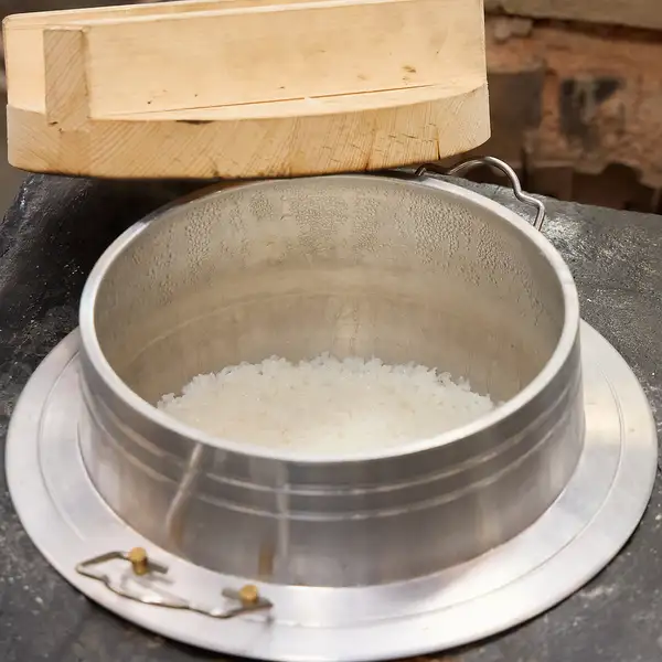 【極上の炊き立て】職人がかまどで炊き上げる絶品ごはん!国産米の豊かな甘みと香りを五感で堪能◆