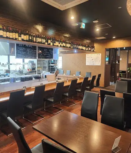 モダンで広々とした店内