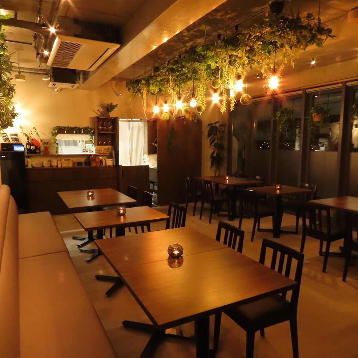 A little extraordinary "GRECIAL" in a store surrounded by greenery