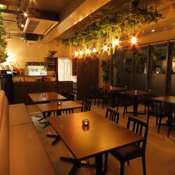 A spacious interior with comfortable seating.We have created an atmosphere that is comfortable and relaxing, so please spend a special time with your loved ones at our restaurant.