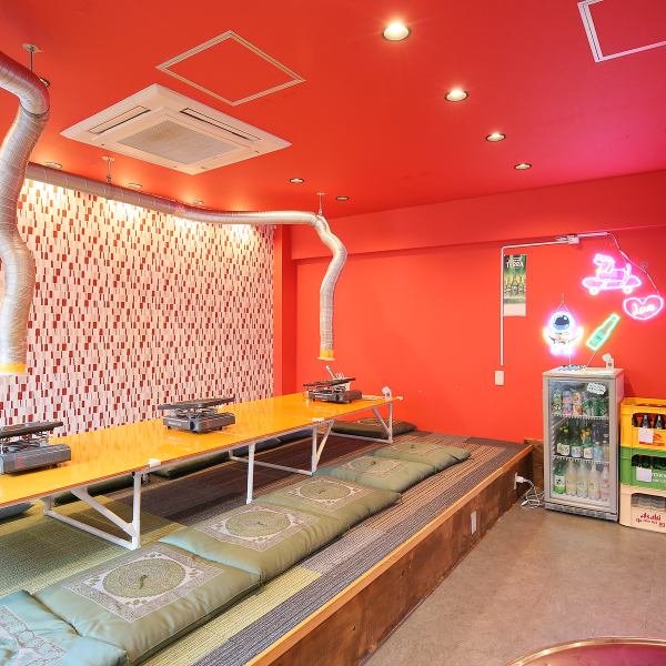 【ネオン輝く可愛くてポップな店内】広々とした店内には、人気のお座敷席もご用意。大人数での宴会や飲み会はもちろん、気の合う仲間との女子会など、さまざまなシーンに対応♪気軽に集まれる居心地の良い空間で、仲間と楽しいひとときをお過ごしください。ネオンが彩る賑やかな雰囲気が、気分を一層盛り上げてくれます！