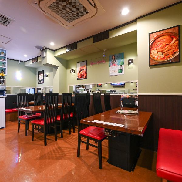 【大人数でも少人数でも、ニーズに応えるテーブル配置が魅力！】最大6名がゆったり座れるテーブルが3つ、少人数向けの3名席と4名席も完備。明るい雰囲気の中で、心温まるひとときを楽しめます★会社の飲み会や宴会にもピッタリな環境◎楽しい時間を提供してくれるお店に、ぜひ足を運んでみて☆